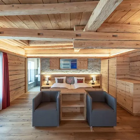 Отель Hotel Crusch Alba Swiss Lodge Zernez 3*
